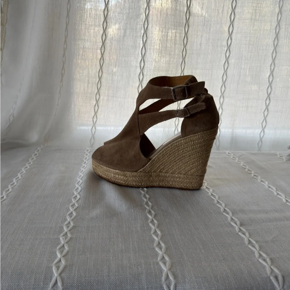 Bettye Muller Women’s Tan Suede Wedge Platform /Espadrille Shoes Size 9.